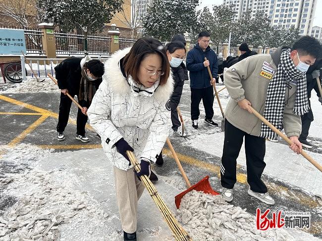 石家庄市友谊大街小学西校开展扫雪除冰活动