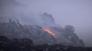 印度一垃圾山起火连烧3天 现场毒烟漫天