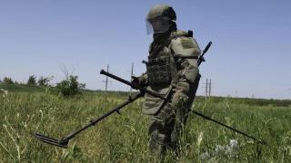 乌军工兵用无人机排雷，日落后标注地雷位置，俄军防线即将被撕裂