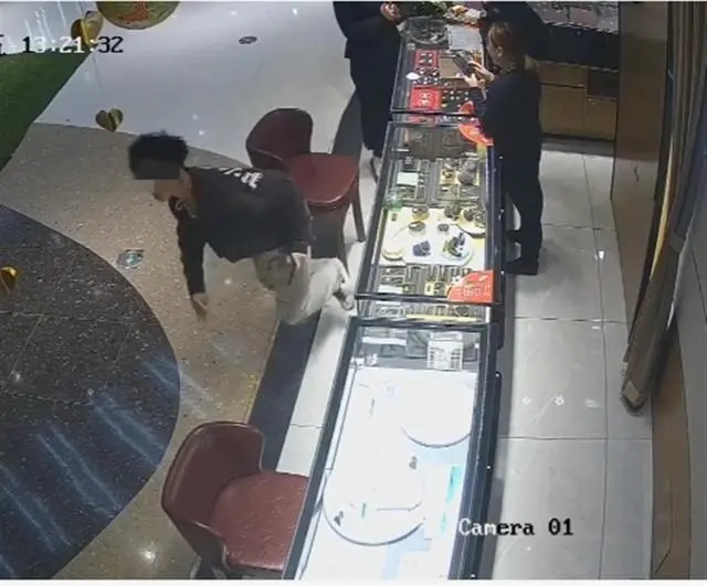 男子试戴2.6万元项链时夺门而逃后被抓，店员：他喊“爸爸”来买单，让我们放松了警惕
