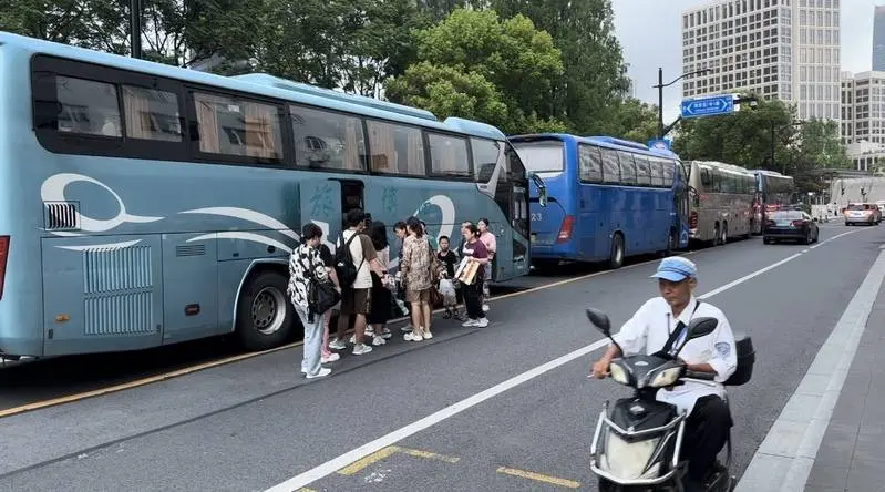 上海苏州河边旅游大巴集中停靠，非机动车“无路可走”，如何管理？