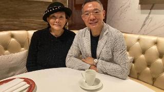 79岁香港女星与小15岁丈夫近照！越活越年轻，结婚27年恩爱如初