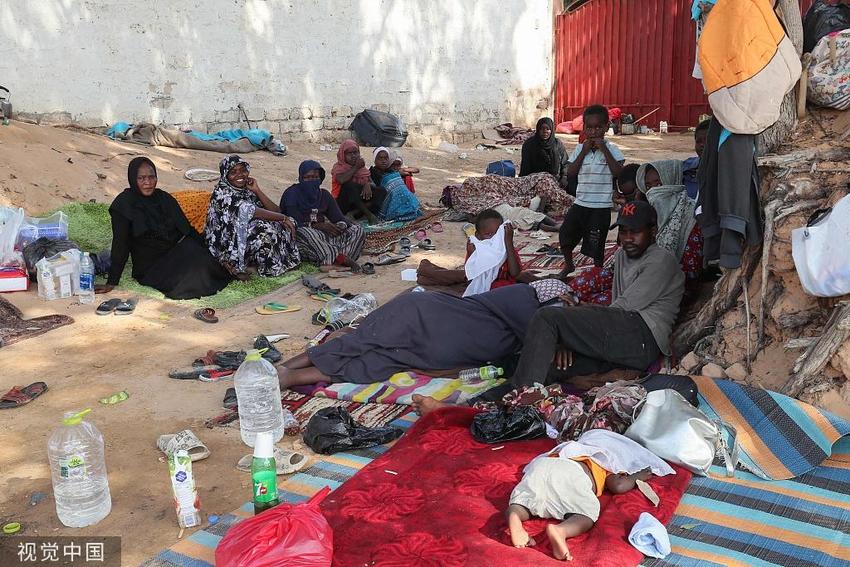 过去一周的战乱导致苏丹境内近20万人流离失所