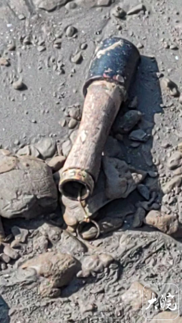 芜湖一河滩发现一枚旧时手榴弹 民警及时安全处理