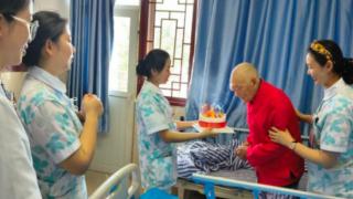 重庆巴南区：中西医结合眼科医院为孤寡老人庆生