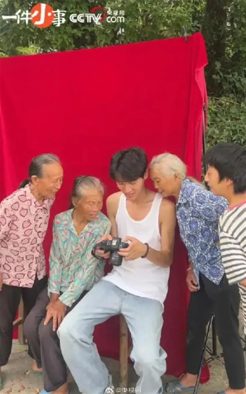 男生帮助村里的老人拍摄遗照，这何尝不是华丽一生的“谢幕照”