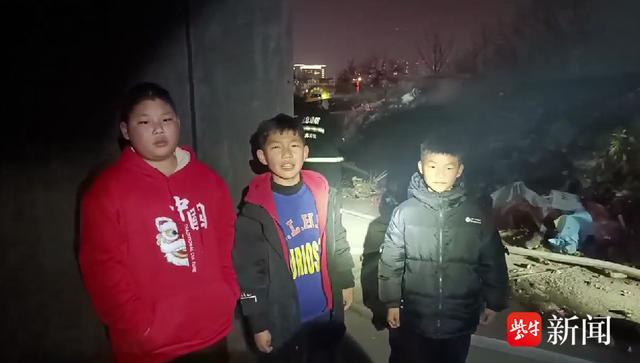 江苏淮安杨井菜场垃圾回收站起火，三名少年用手表报警