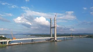 总高度201米！国内最大跨径组合梁独塔斜拉桥合龙