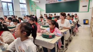 郑州市管城区创新街小学团结校区召开家长陪餐暨食品安全座谈会