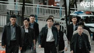 《我是刑警》穿帮镜头！53岁演大学生我忍了，公安牌子装反忍不了