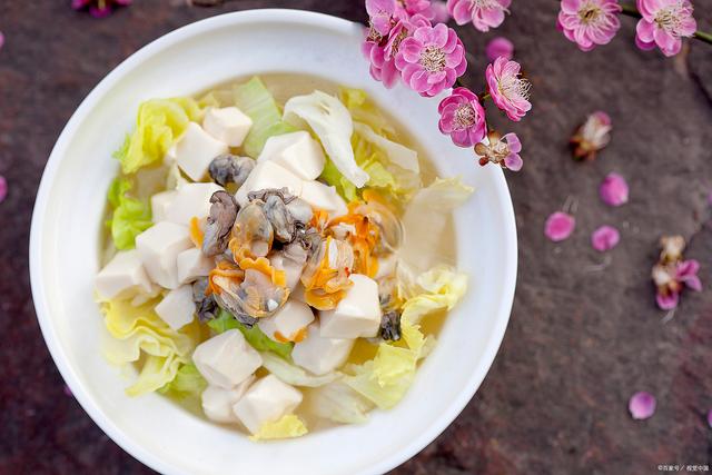 白菜炖豆腐之所以受到家庭喜爱是由于以下几个原因
