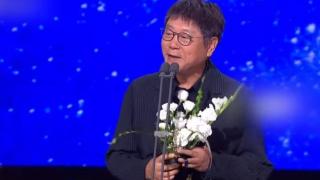 太长脸！范伟获首尔电视剧大赏最佳男主，与韩国国民演员合影