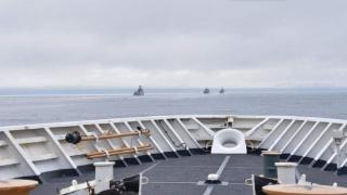 解放军用美国招式反制美军，055大驱带队，4艘战舰逼近阿拉斯加