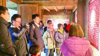 绥宁县寒假回乡的大学生自发组团到位于寨市苗族侗族乡的中国工农红军第七军指挥所旧址参观