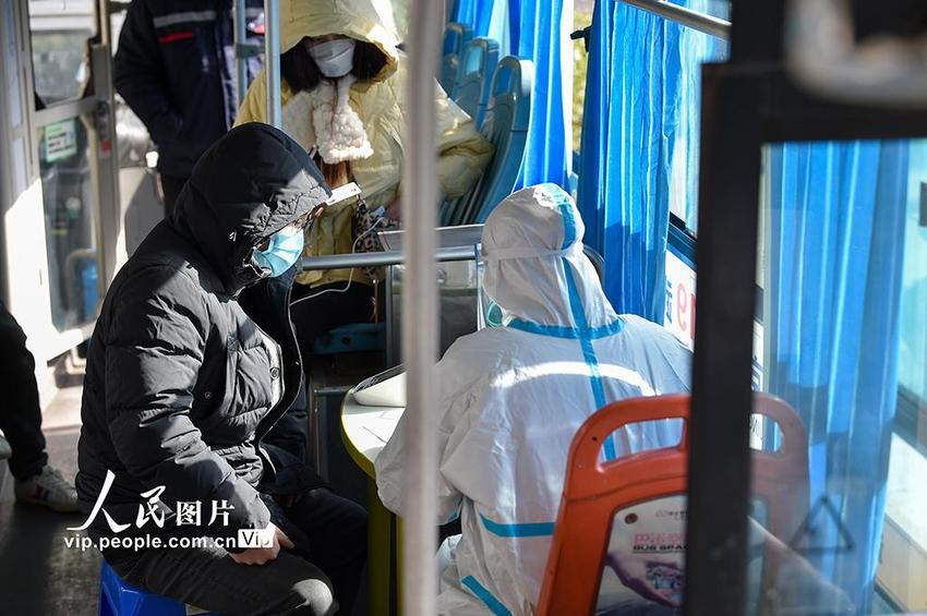 江苏南京：发热流动诊疗车服务群众看病