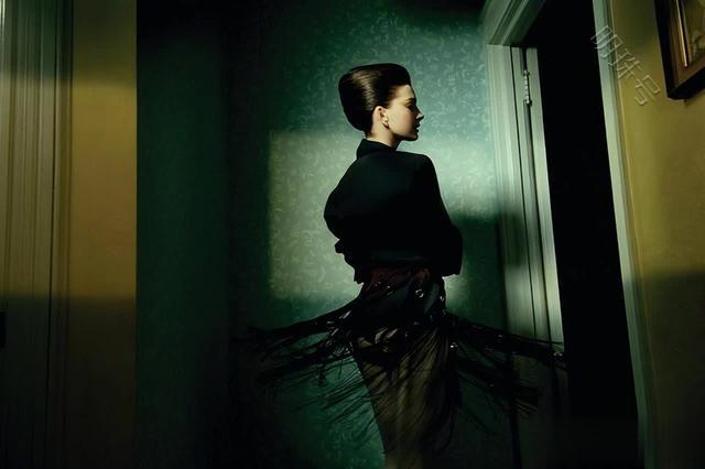 安妮海瑟薇拍写真突破自我，风格复古又个性，非常的有魅力