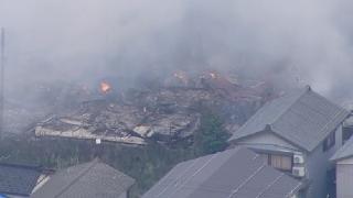 日本新潟县一住宅区发生火灾 火势蔓延至多栋建筑