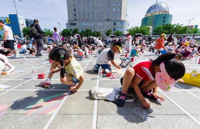 把斑斓的梦画在大地上