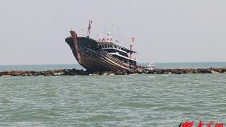 潍坊海警局寿光工作站成功救助一艘搁浅渔船