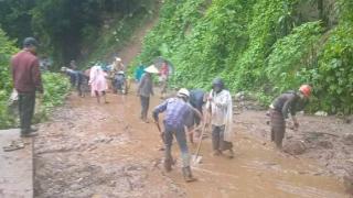 缅甸抹谷－曼德勒公路一路段，因降雨发生山体滑坡，道路一度被堵