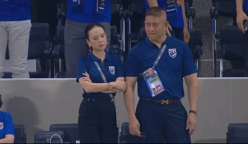 泰国3-1却面如死灰！美女足协主席很绝望，哨响6人瘫倒，捂脸痛哭